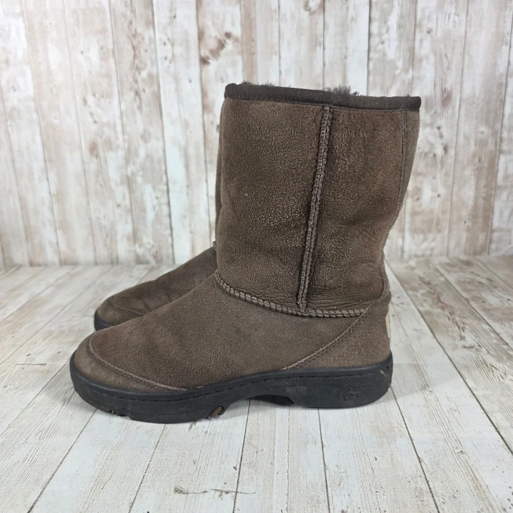UGG Australia Ultimate Short 5275 Women's Brown Sheepskin Lined Boots Size W6‎